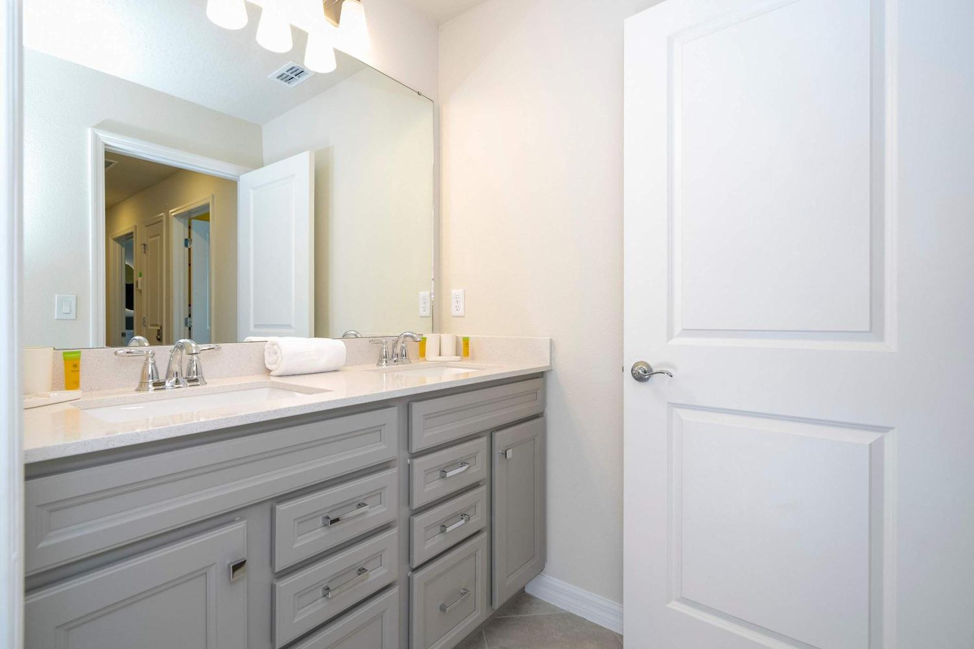 Holiday home Luxury 5bd Close To With Pool At Windsor Cay 1285 *