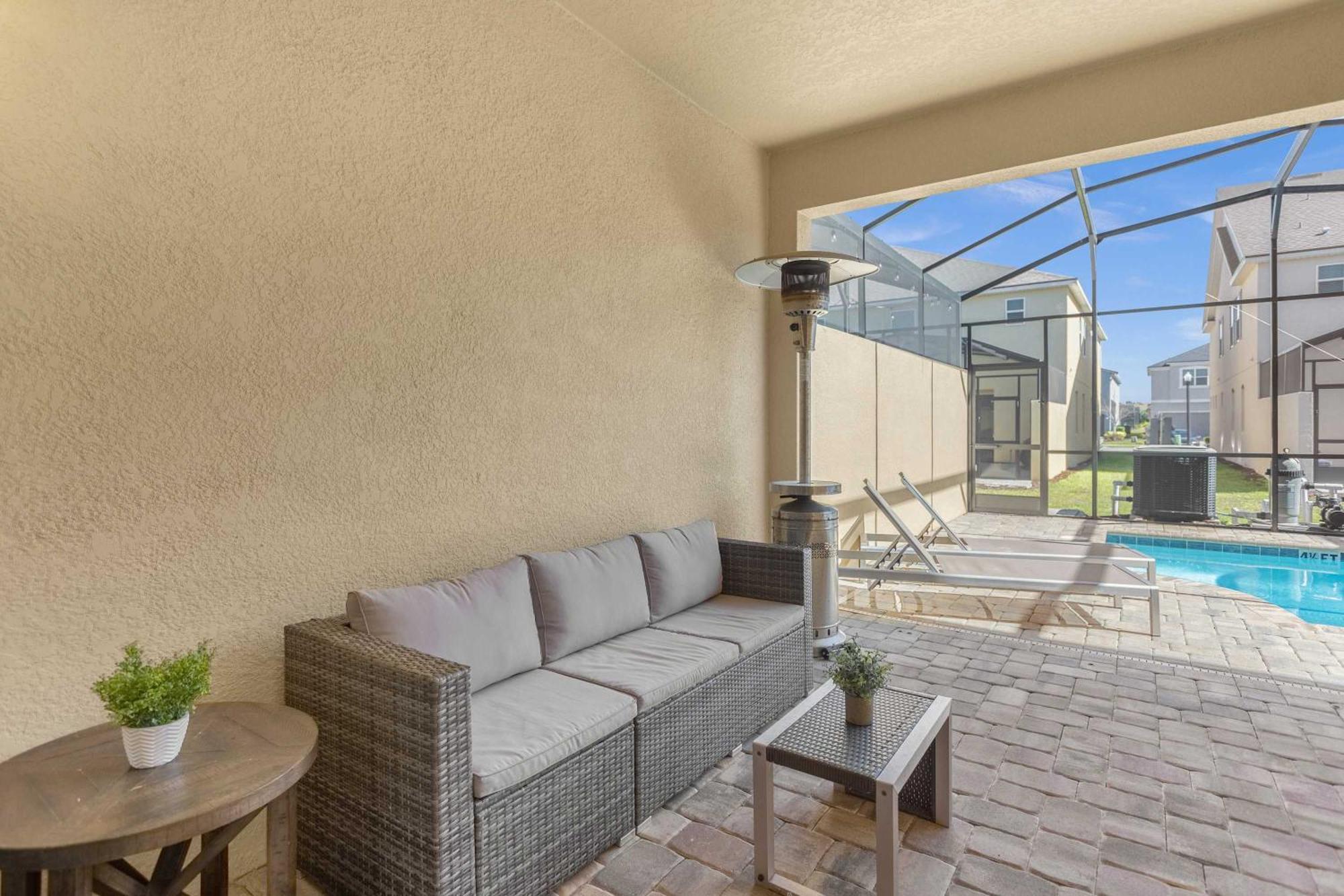 4br With Private Pool Near