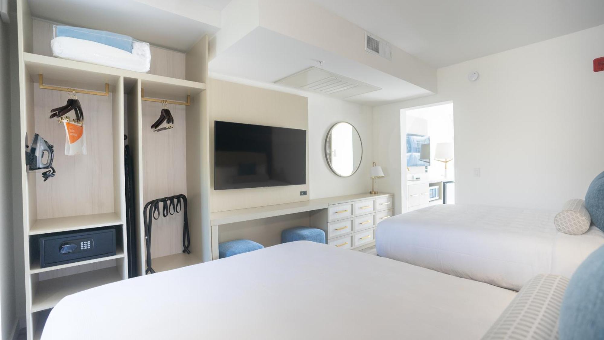 Daskk Near Universal Blvd, Ascend Collection 3*