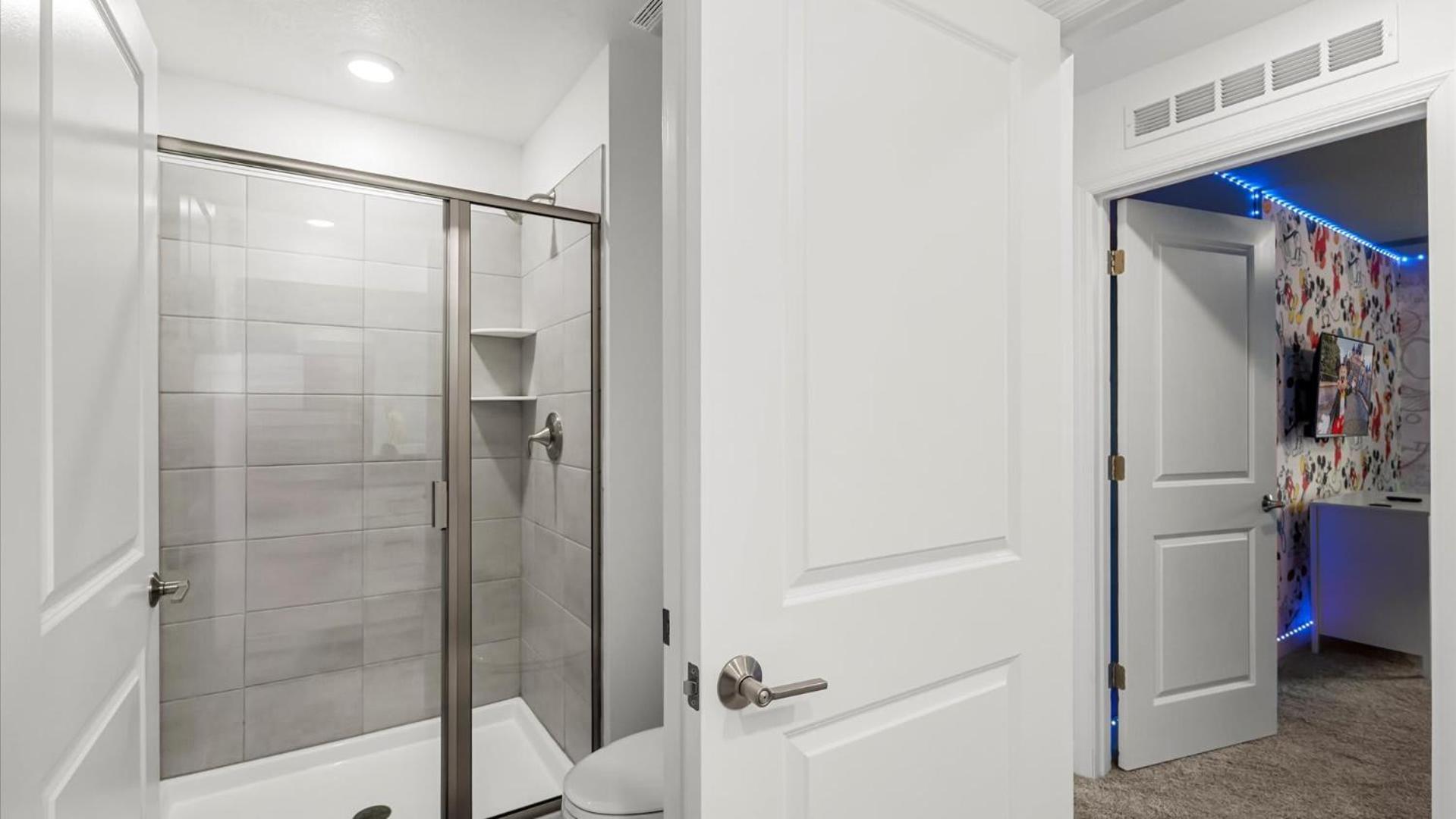 Contemporary Townhouse W Pool & Bbq Sleeps 12