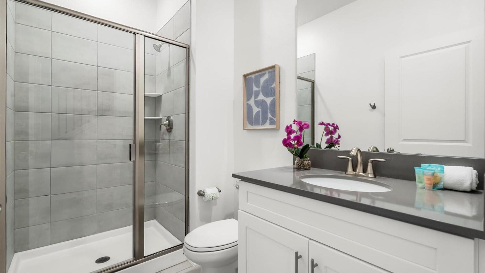 Contemporary Townhouse W Pool & Bbq Sleeps 12