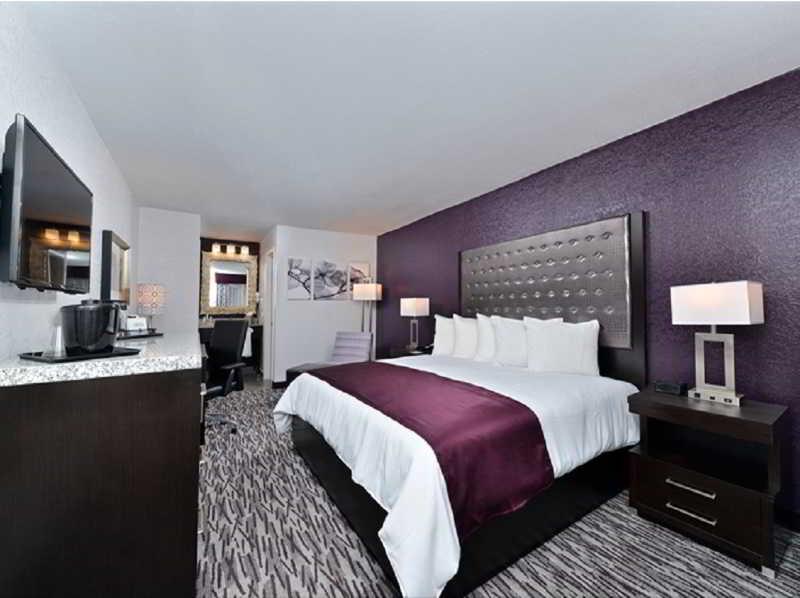 Hotel Clarion & Across From Universal