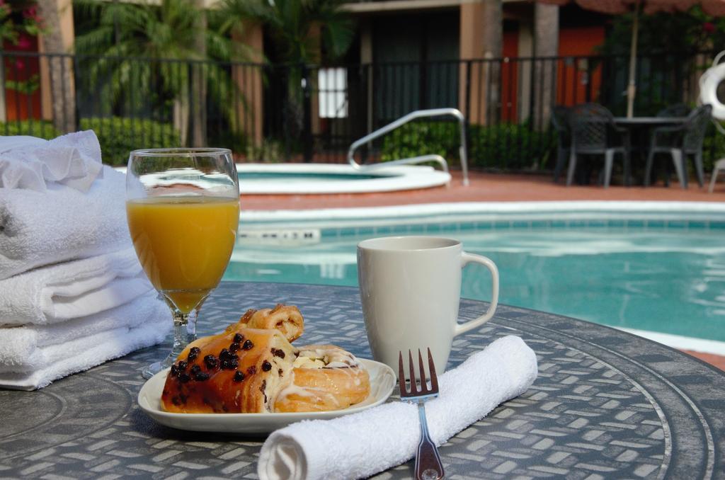 Days & By Wyndham Airport Motel Orlando