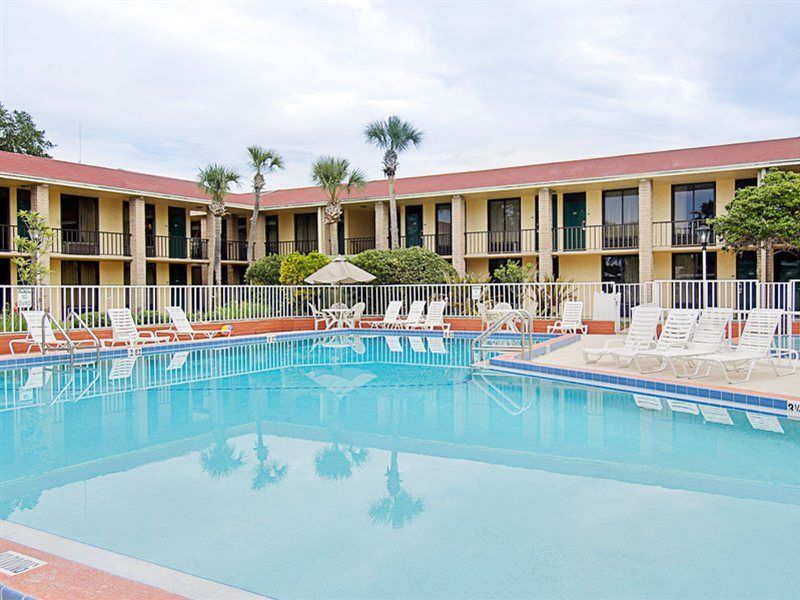 Clarion & Across From Universal Hotel Orlando
