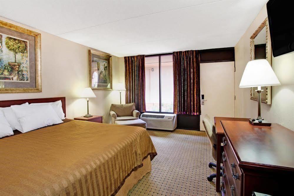 Days & By Wyndham Airport Orlando