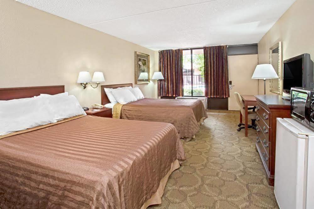 Days & By Wyndham Airport Motel 2*