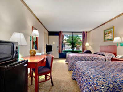 Days & By Wyndham Airport 2*