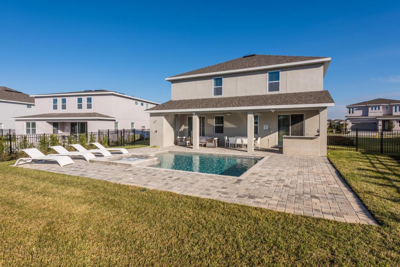Holiday home Striking With Games & Outdoor Kitchen Near By Rentyl - 7742f *