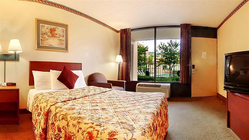 Days & By Wyndham Airport Motel