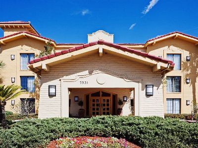 La Quinta By Wyndham Airport West Hotel