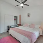 Remodeled Cozy Pink Themed Family Unit - 10 Mins From Disney