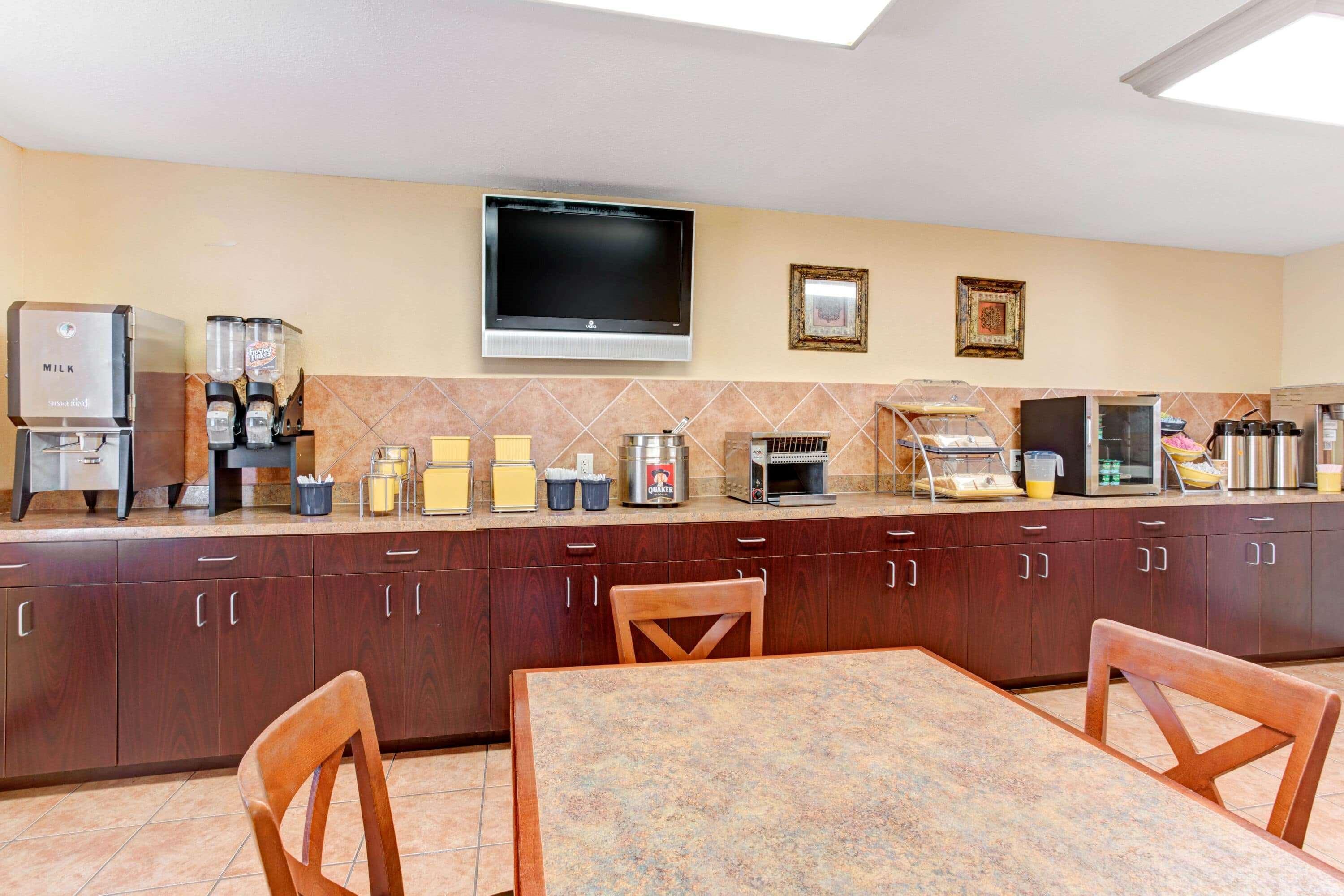 Hotel Days By Wyndham West