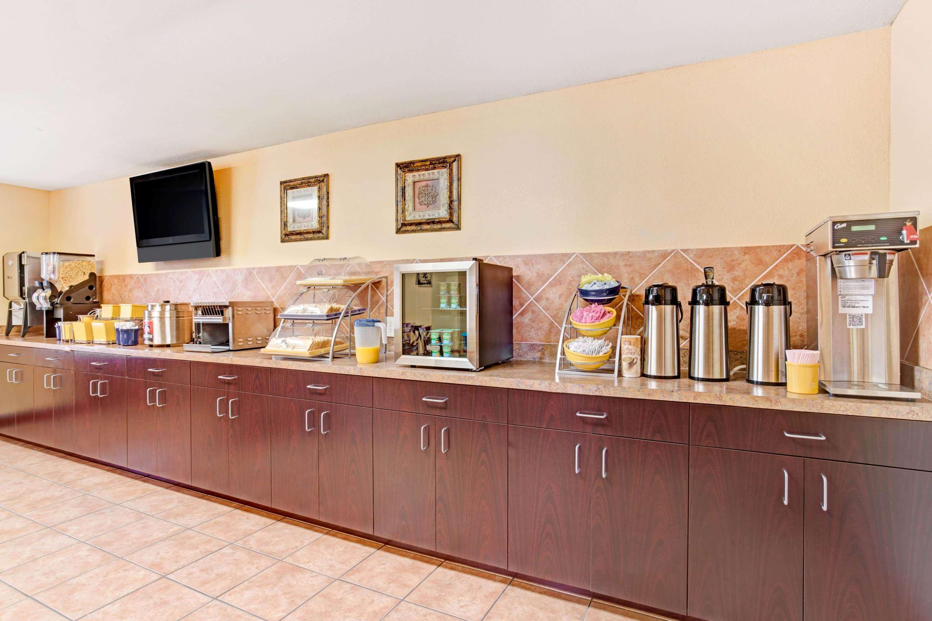 Hotel Days By Wyndham West