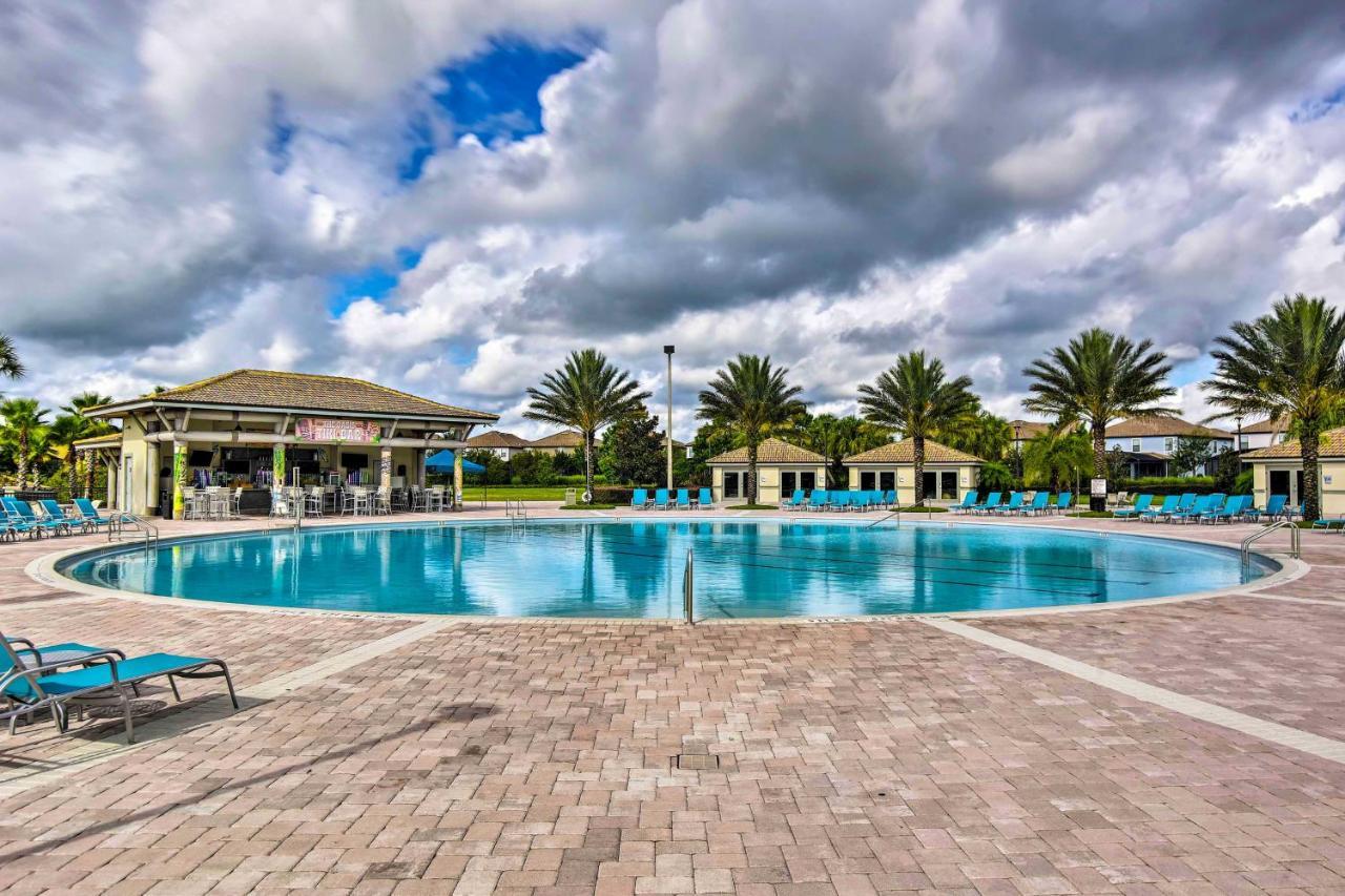 Chic Near With Amenities! *