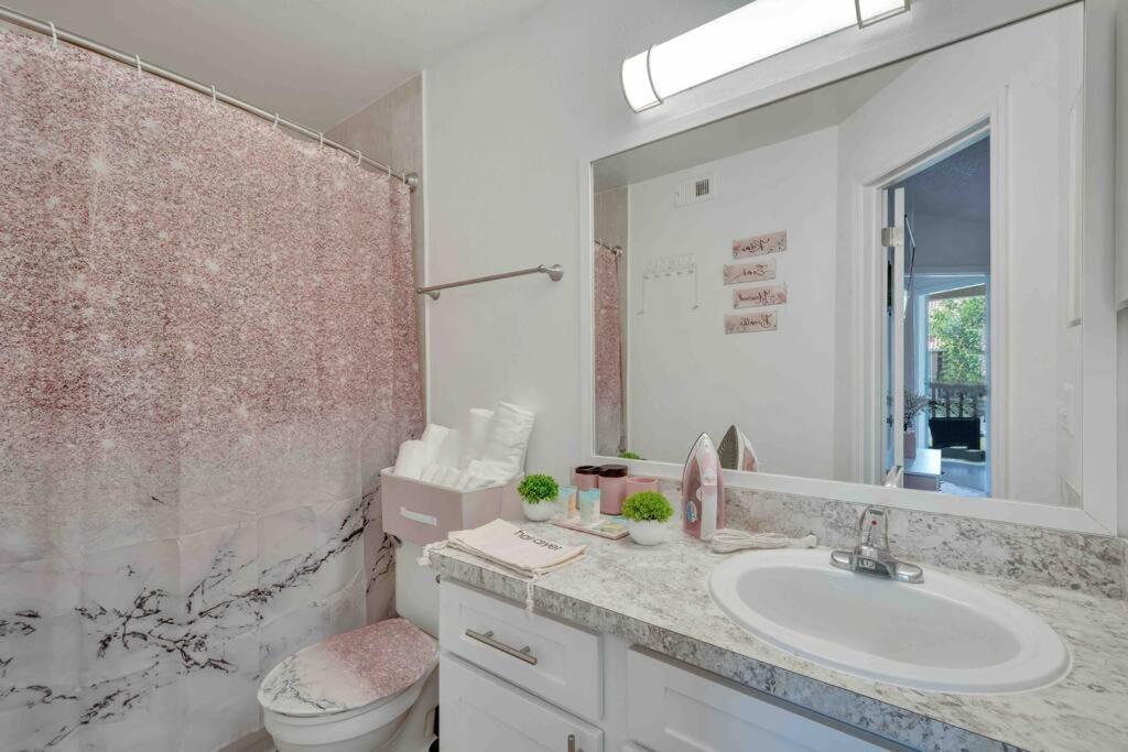 Apartment Remodeled Cozy Pink Themed Family Unit - 10 Mins From *