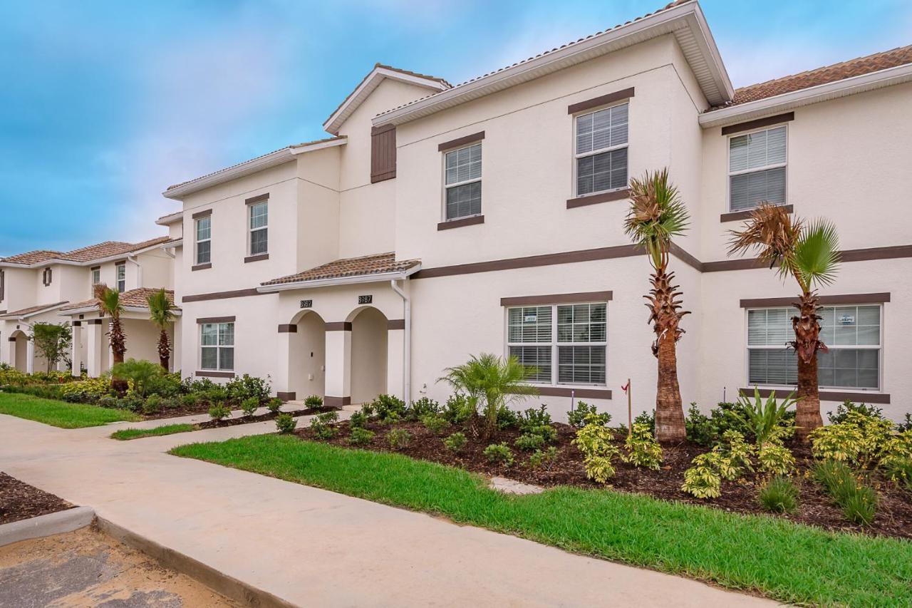 Lovely Townhouse 4beds 3bath Pool 18 Min From Holiday home