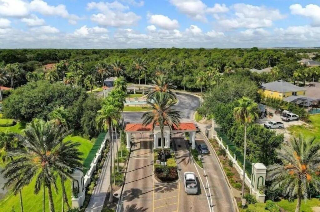 Brand New Oasis 10 Minute Drive To World *