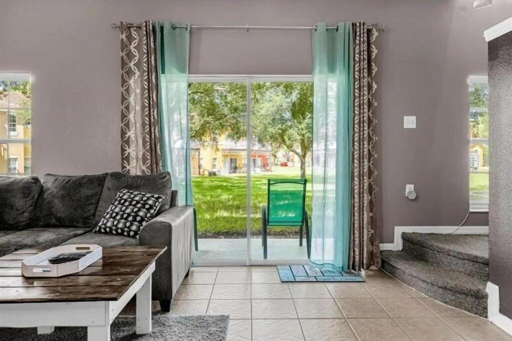 Brand New Oasis 10 Minute Drive To World Holiday home