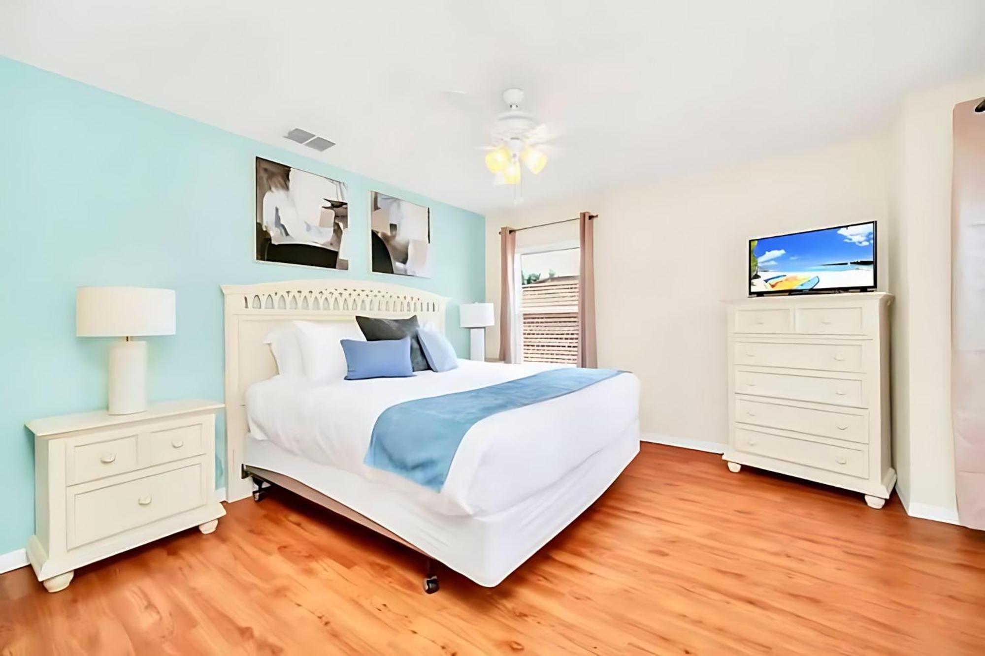 Holiday home 6br Near - With Private Pool Hot Tub And Games *
