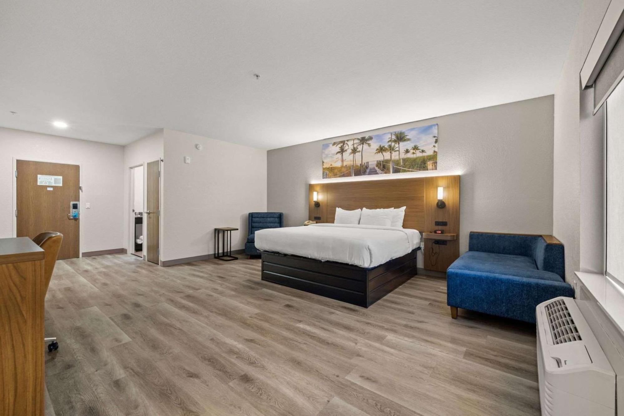 Hotel Clarion Pointe I-4 3*