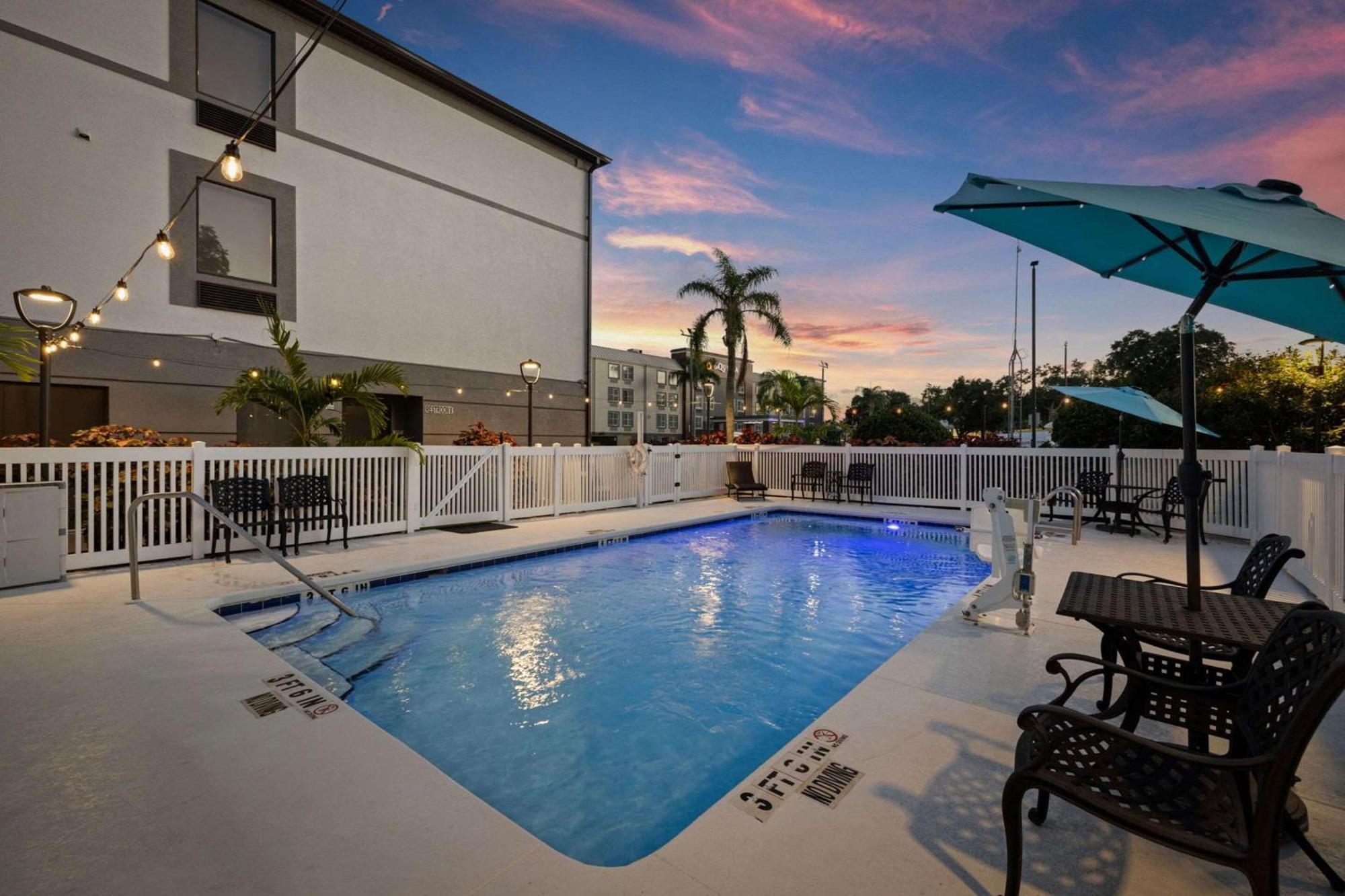 Hotel Clarion Pointe I-4 3*