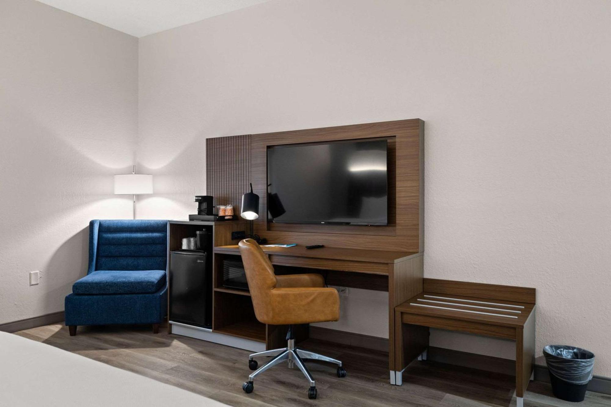 Clarion Pointe I-4 Hotel 3*