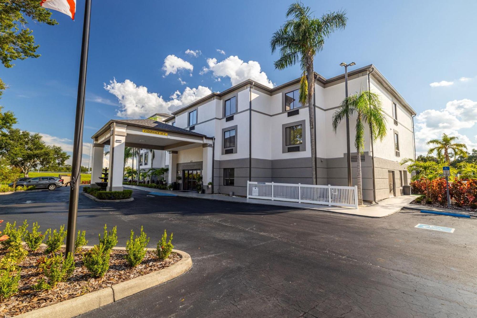 Clarion Pointe I-4