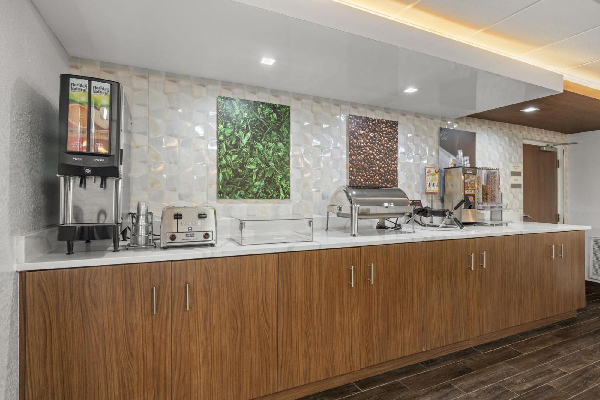 Clarion Pointe I-4 Hotel 3*