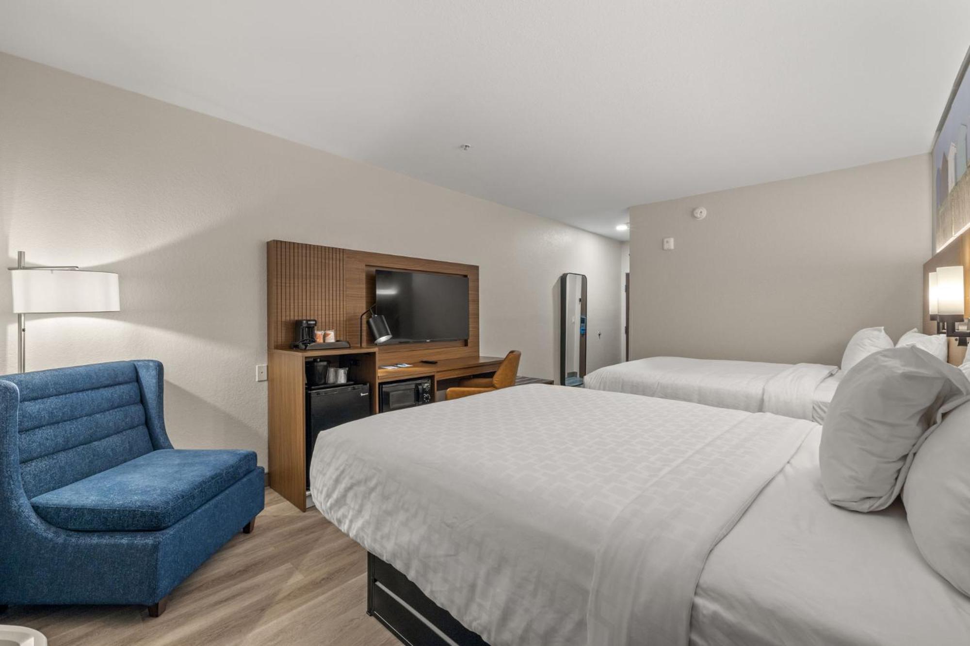 Clarion Pointe I-4 Hotel 3*
