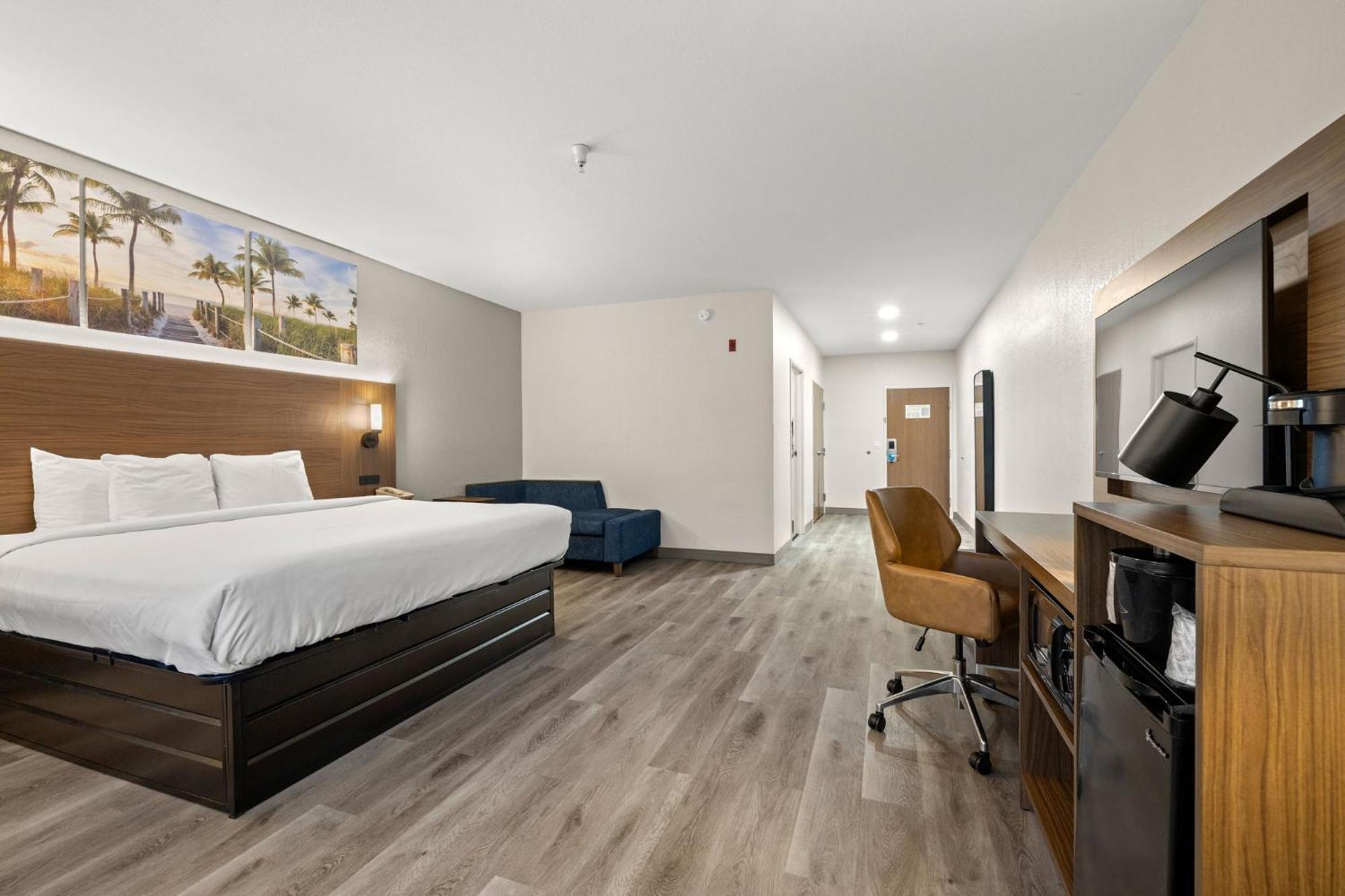 Clarion Pointe I-4 Hotel 3*