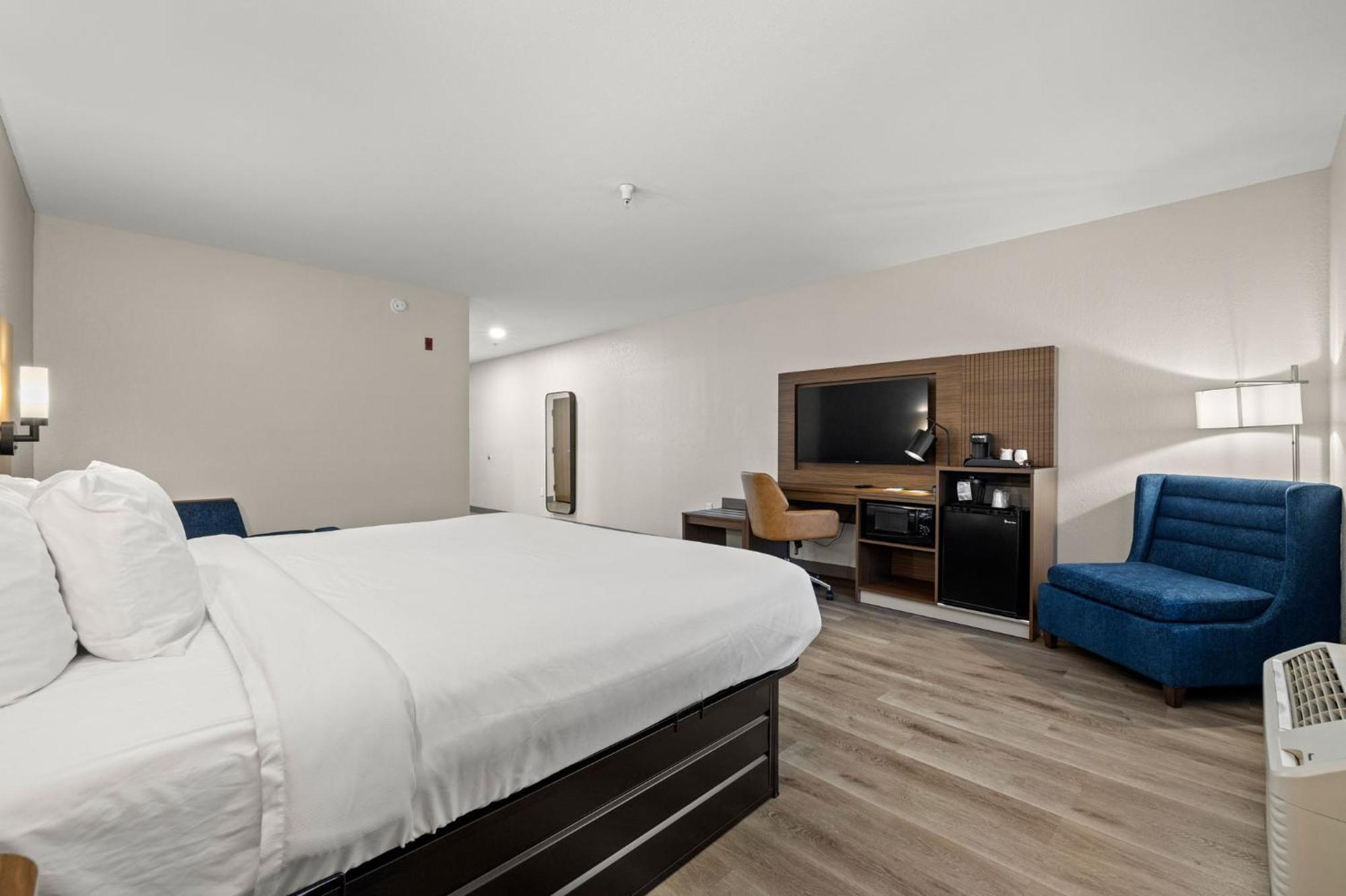 Clarion Pointe I-4 Hotel 3*