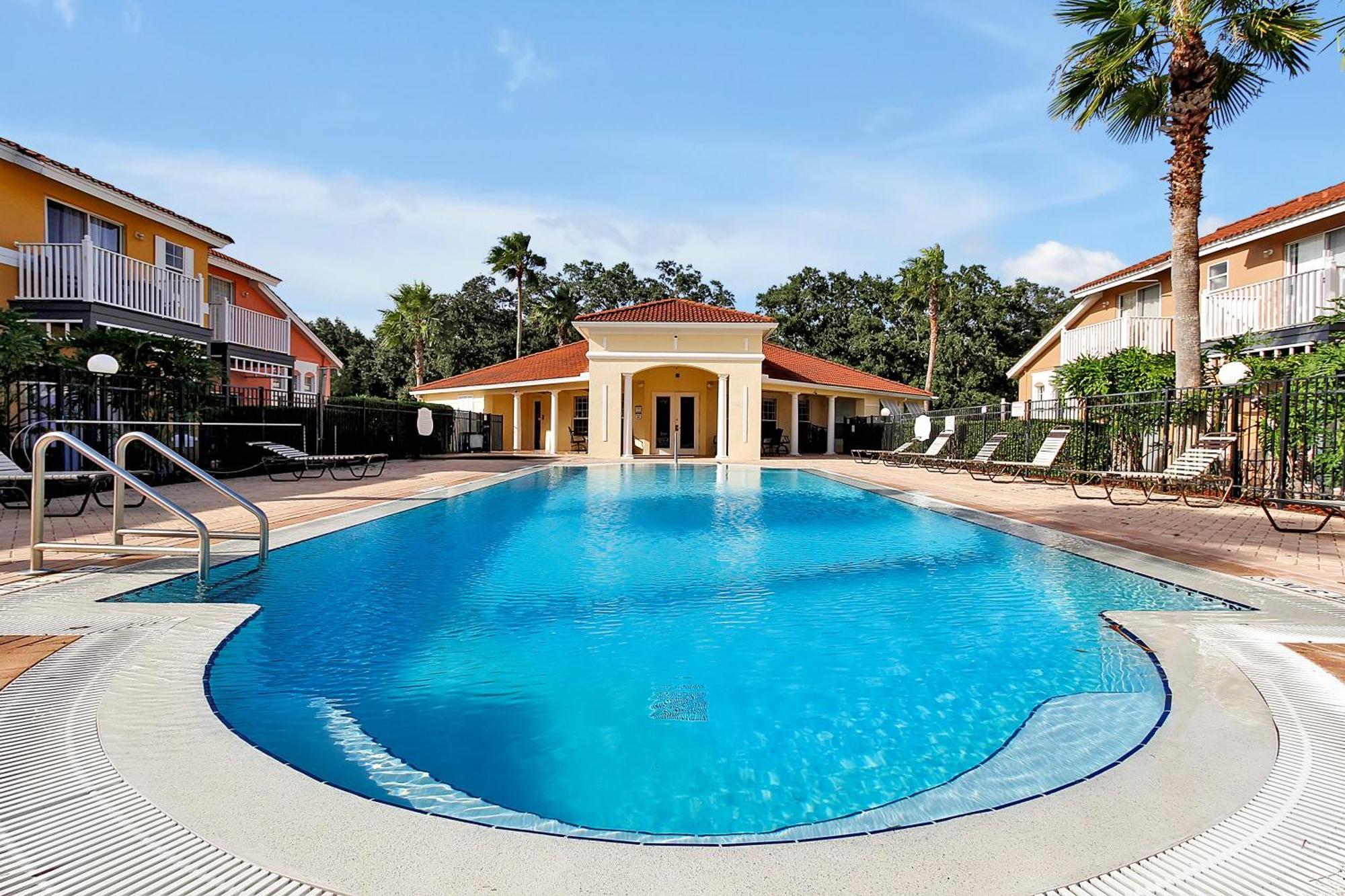 Holiday home Berkley Home: Pool, Lakefront & Near