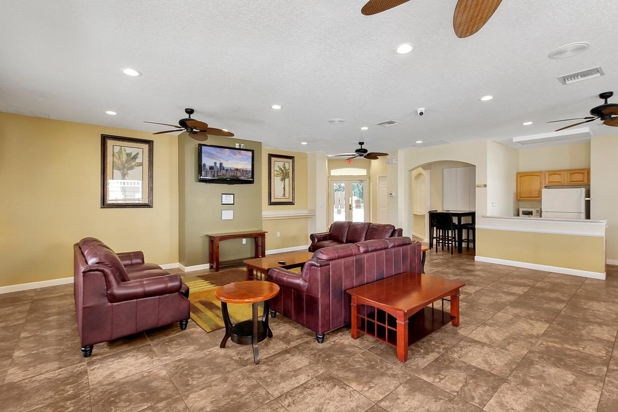Berkley Home: Pool, Lakefront & Near Holiday home *