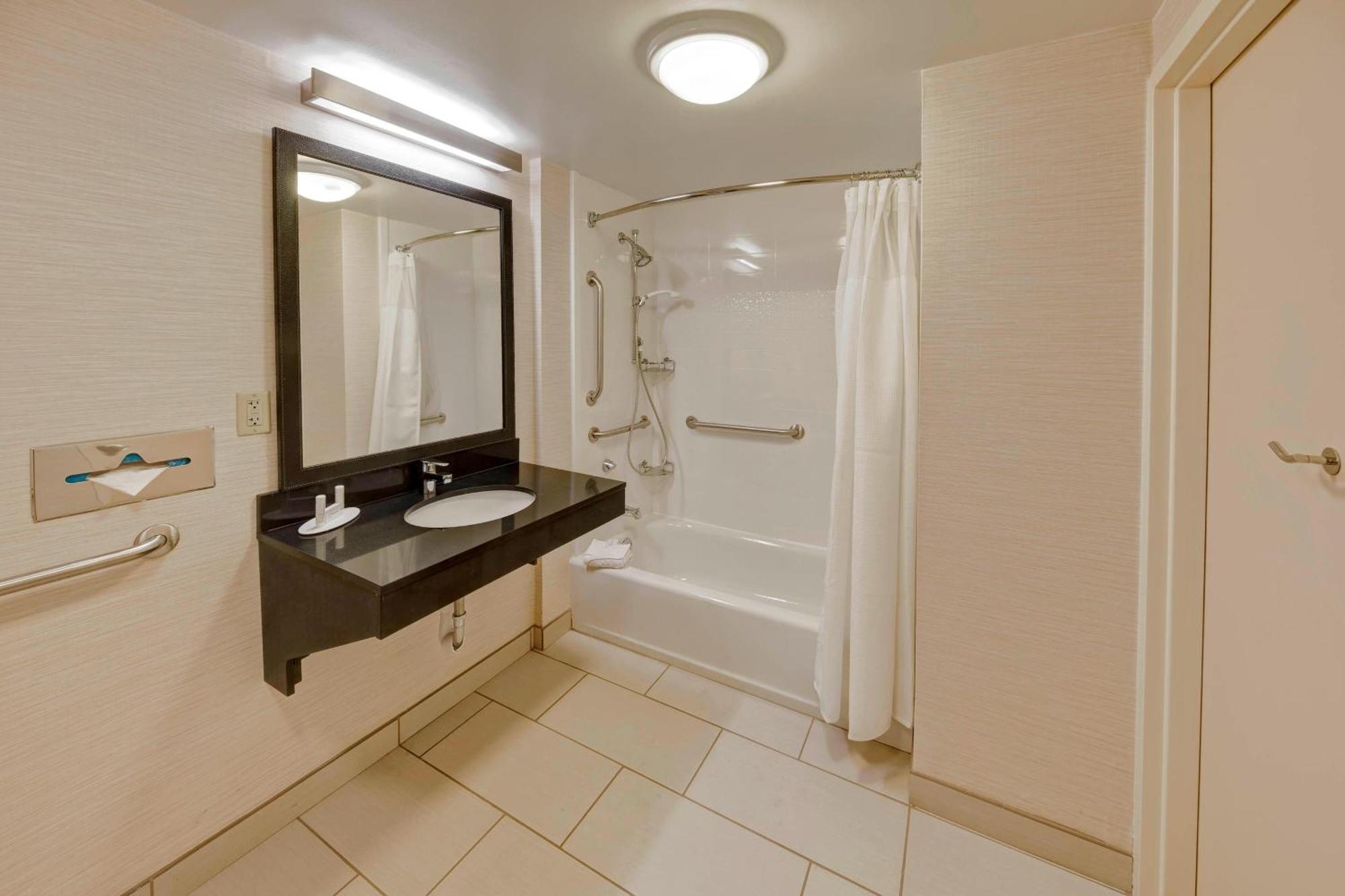 Fairfield And By Marriott Near Universal 3*