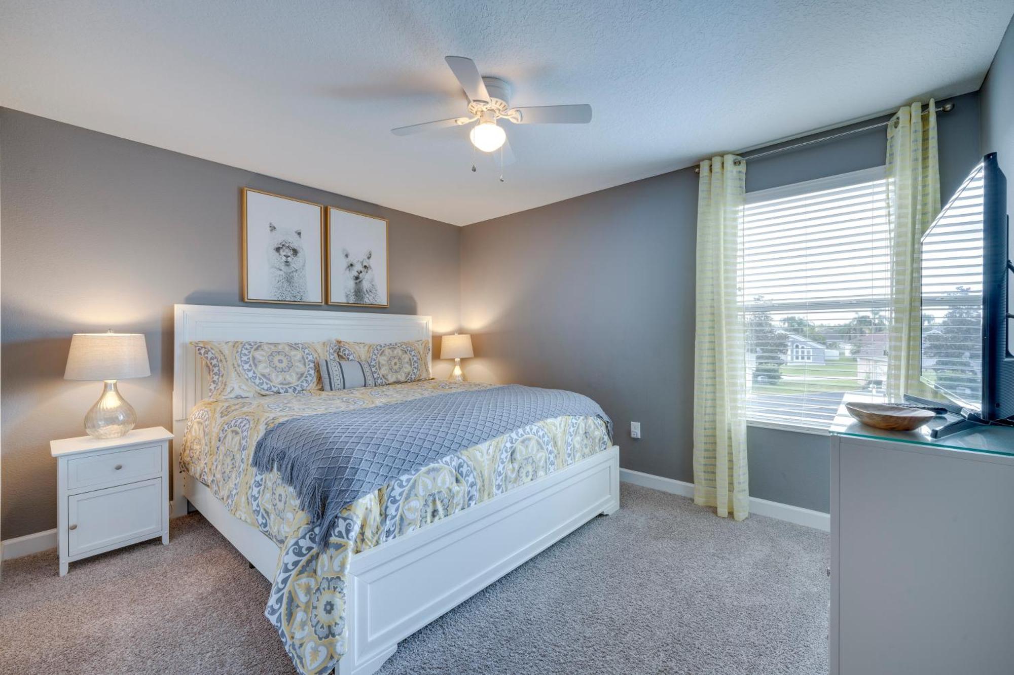 Chic Near With Amenities! Villa