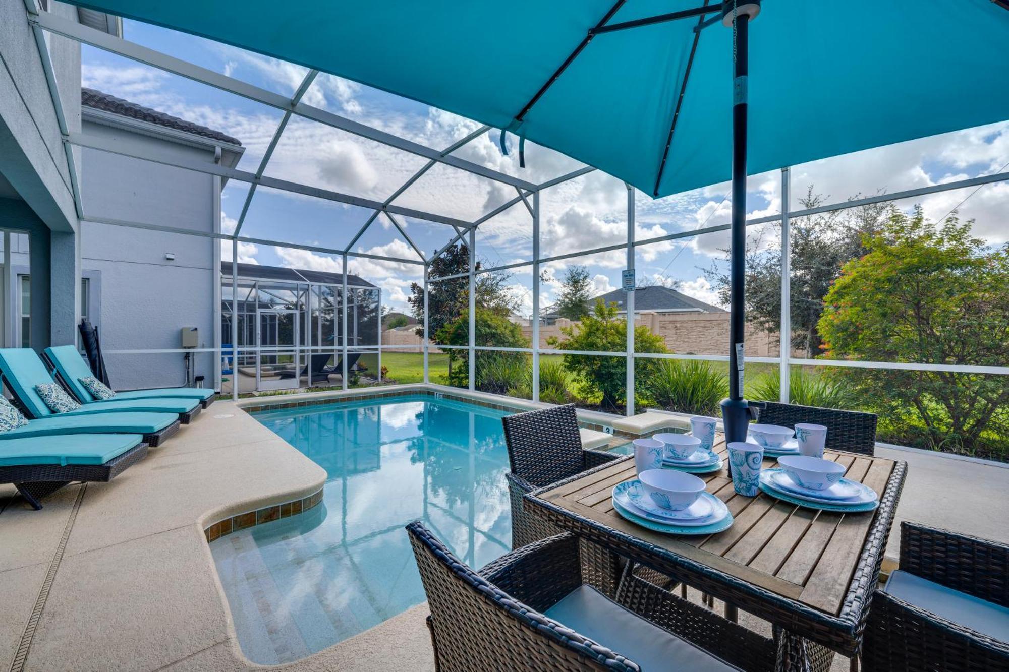 Villa Chic Near With Amenities!