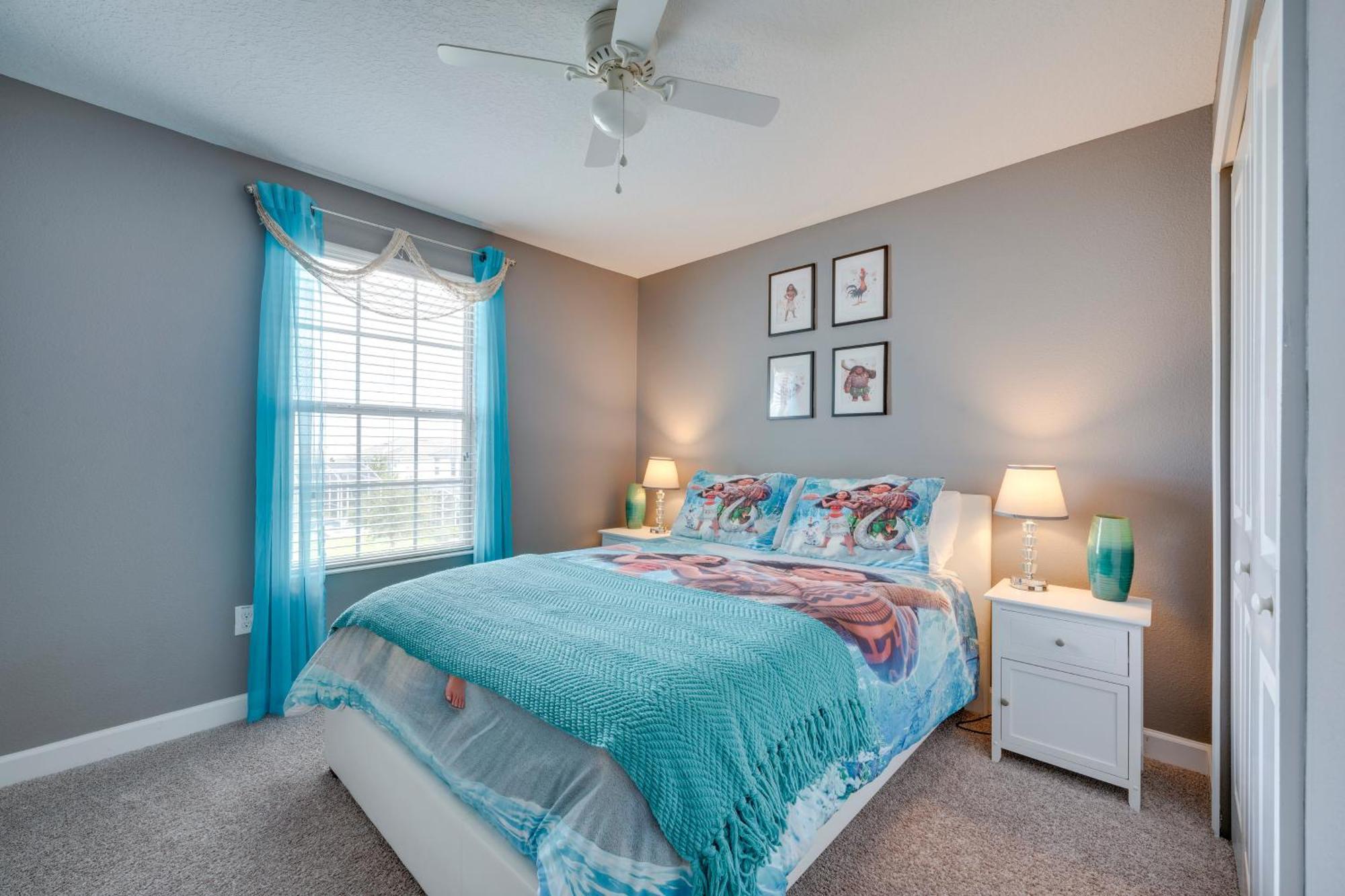 Chic Near With Amenities! *