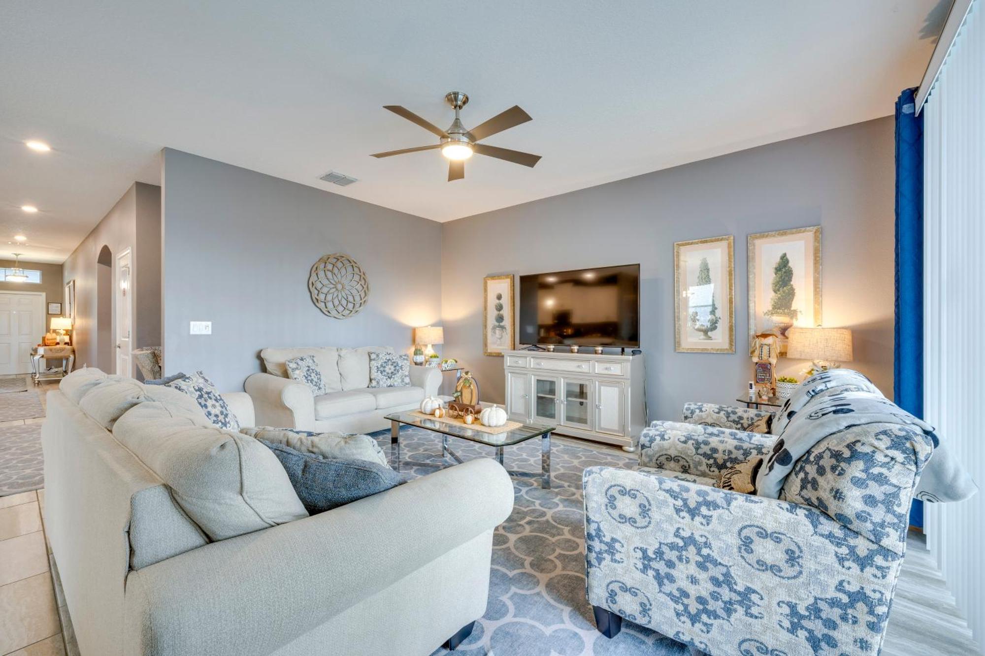 Villa Chic Near With Amenities!