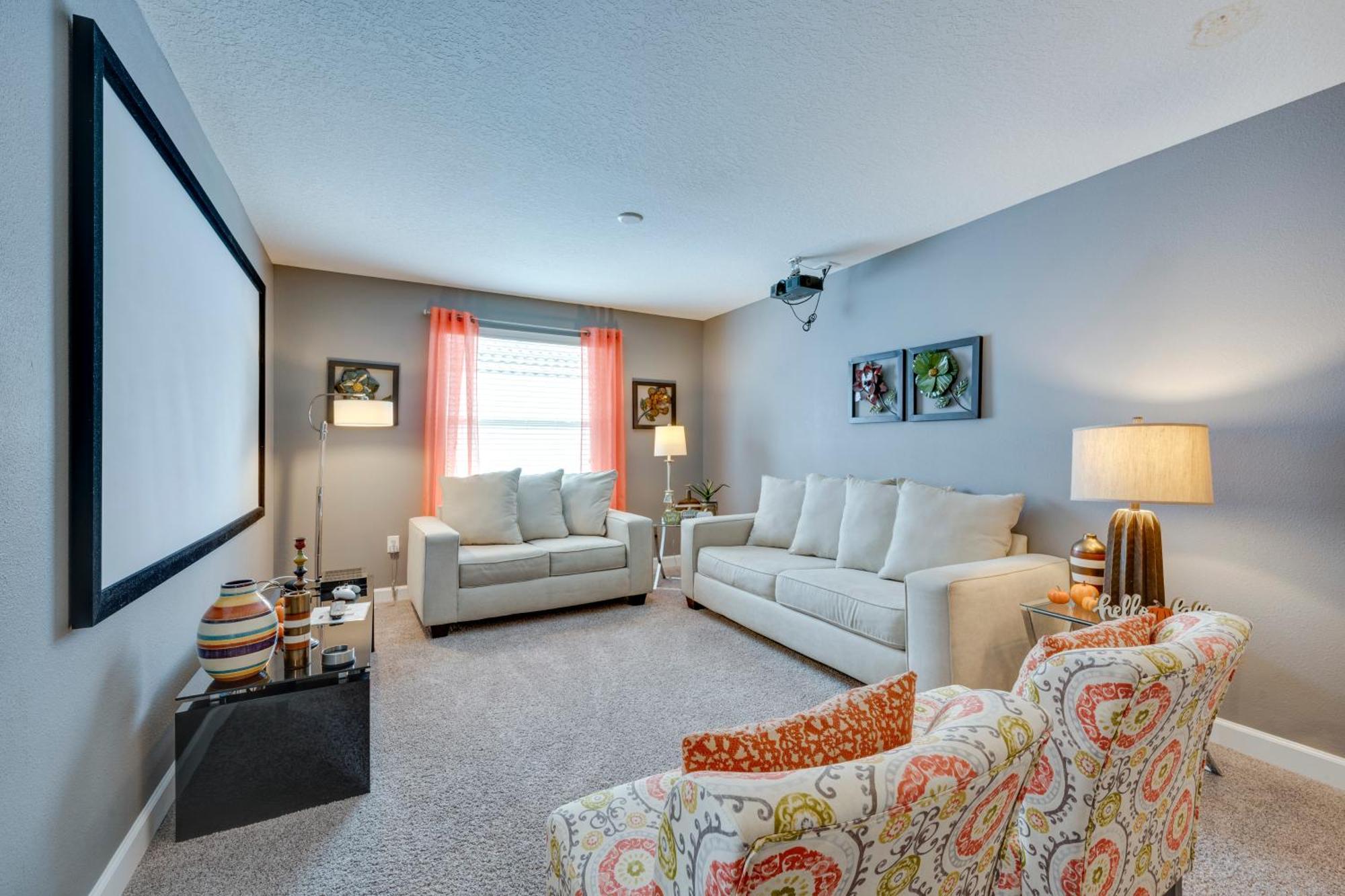 Chic Near With Amenities! *