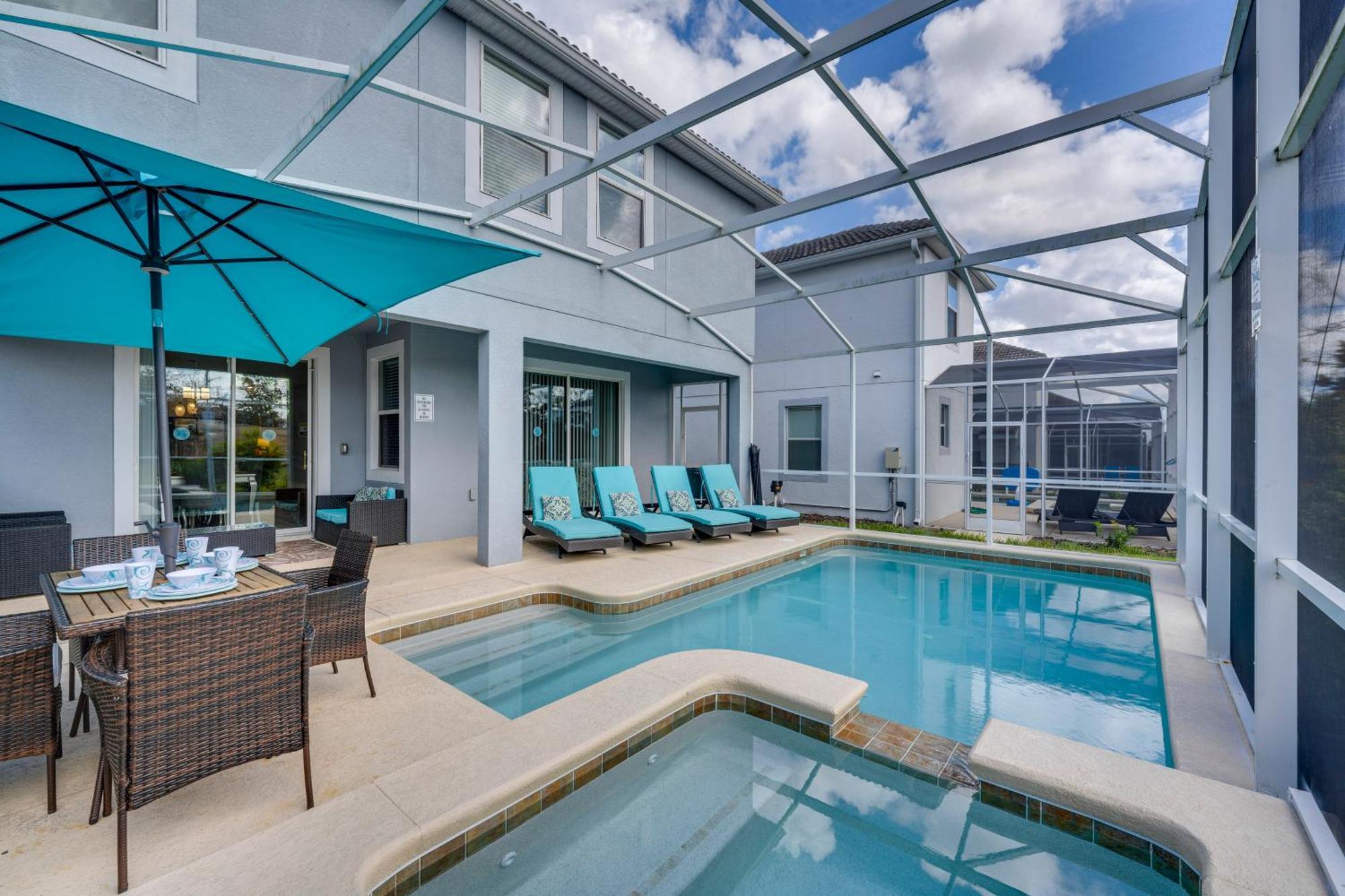 Villa Chic Near With Amenities!