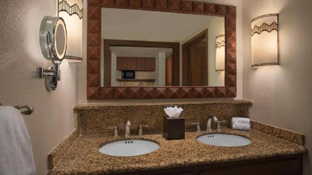 Disney's Animal Kingdom - Jambo House Hotel Four Corners