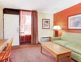 Days By Wyndham West Hotel