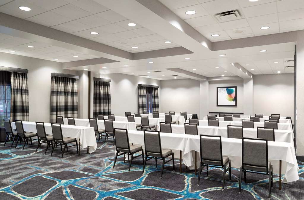 Hotel Embassy By Hilton Airport 3*