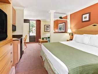 Days By Wyndham West 2*