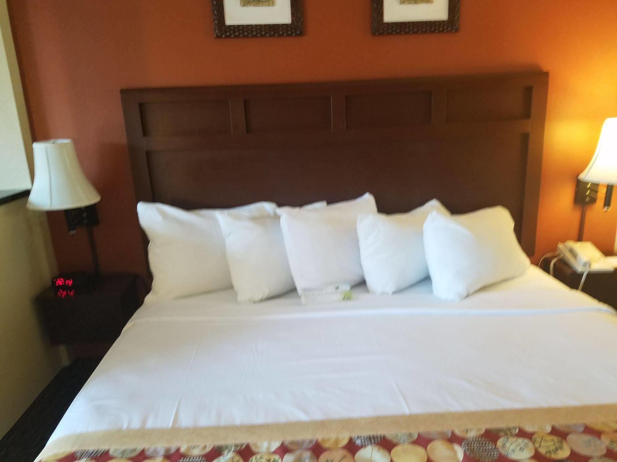 Days By Wyndham West Hotel