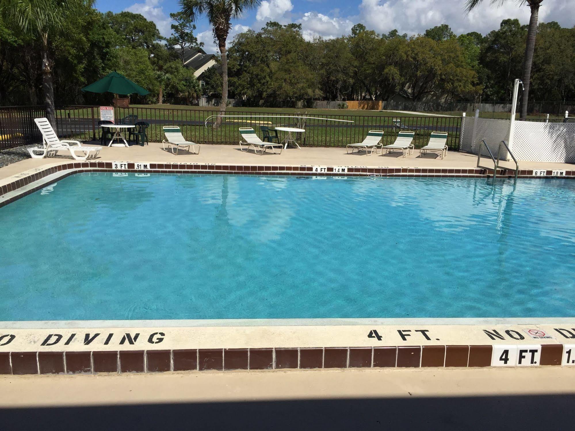 Days By Wyndham West 2*