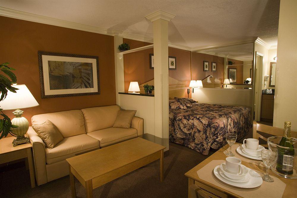 Hotel Days By Wyndham West