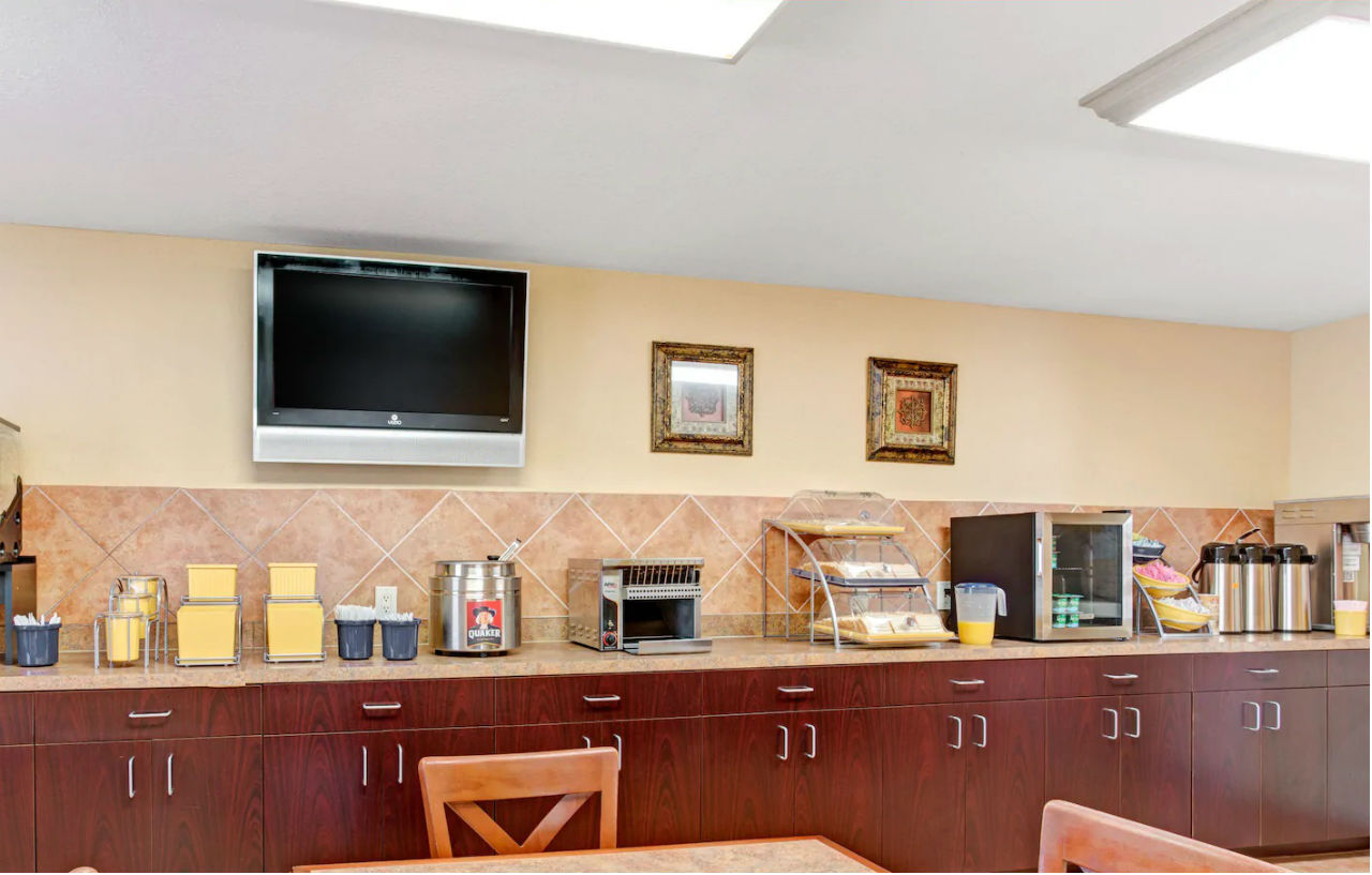 Days By Wyndham West Hotel